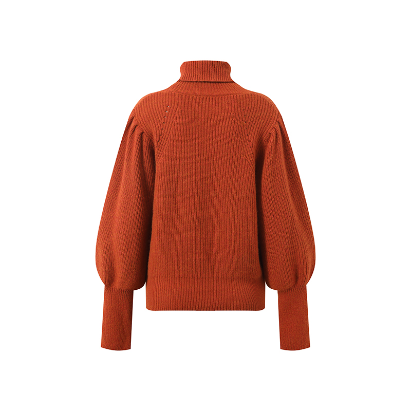 Women wearing oversized 7GG turtleneck sweater in winter outfit, heavyweight merino wool knitwear